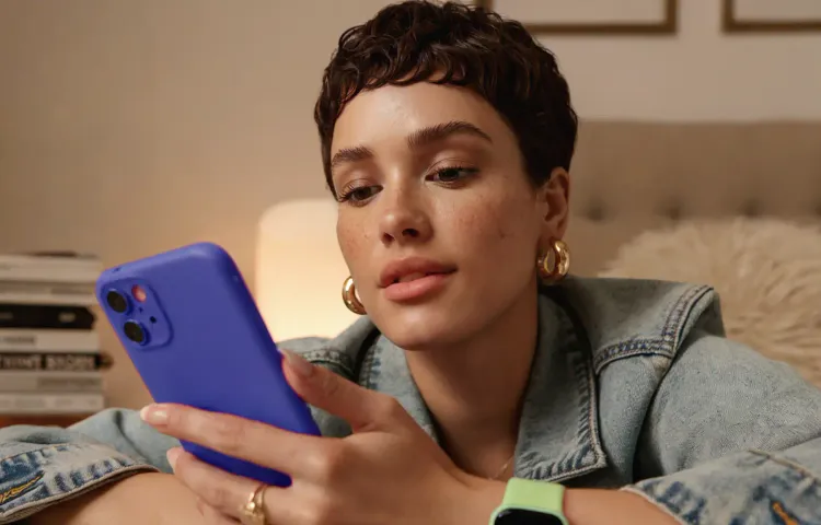 Persona revisando en su celular un depósito recibido desde el extranjero
