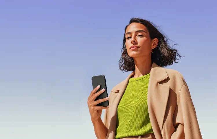 Persona consultando desde su celular opciones de inversión vinculadas al dólar