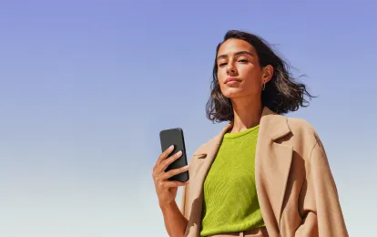 Persona consultando desde su celular opciones de inversión vinculadas al dólar