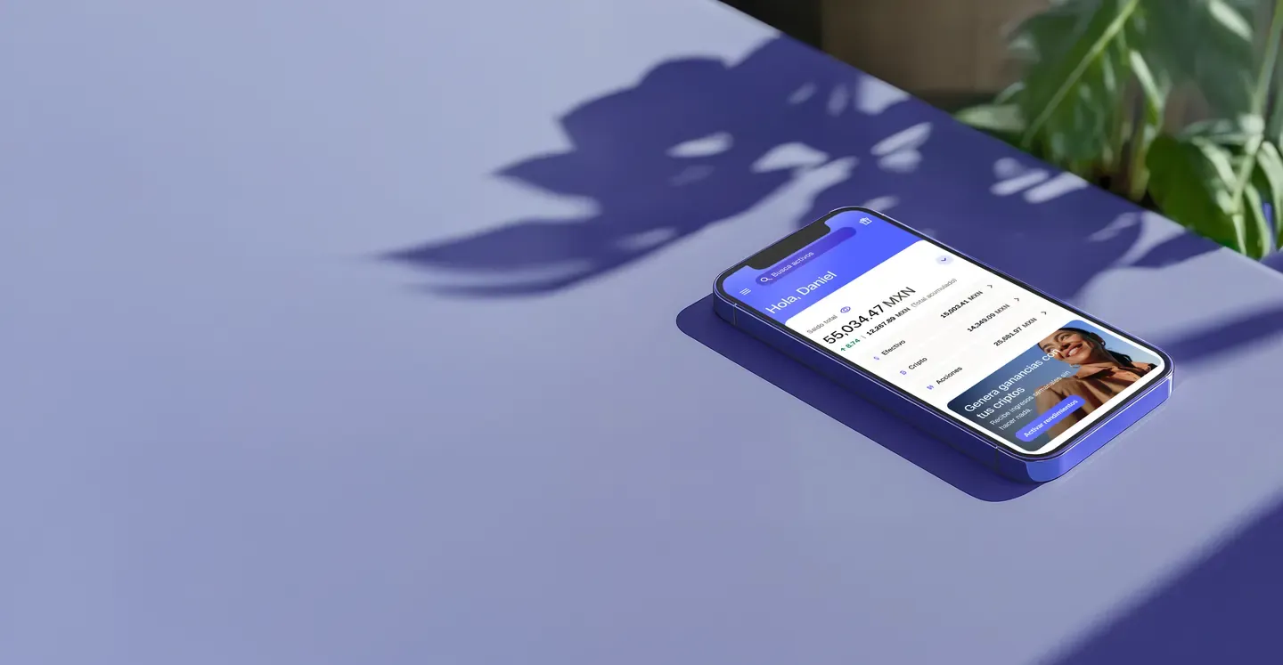 Teléfono con la app de Bitso sobre un escritorio